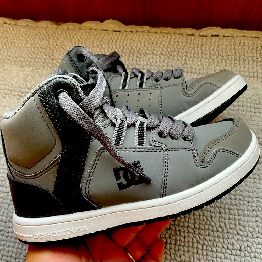 DC tennis sneakers high top
